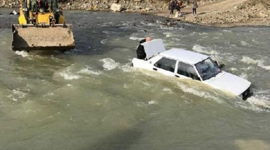 Irmağı Otomobiliyle Ge&ccedil;meye &Ccedil;alışırken Suda S&uuml;r&uuml;klendi