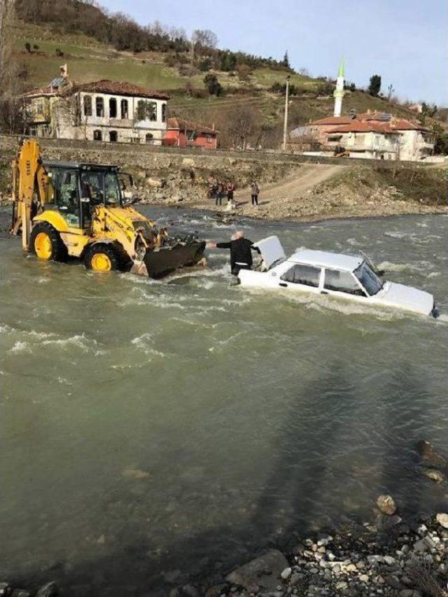 Irmağı Otomobiliyle Geçmeye Çalışırken Suda Sürüklendi