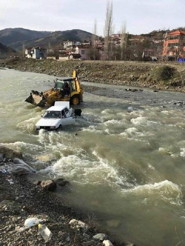 Irmağı Otomobiliyle Geçmeye Çalışırken Suda Sürüklendi