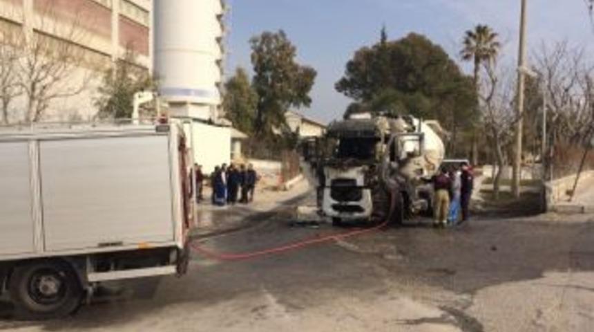 İzmir&rsquo;de Korkutan Tır Yangını