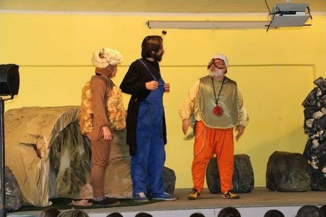 Baş&ccedil;ayırlı Minikler Tiyatro Heyecanını Yaşadı 2