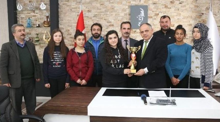 Bayan Badminton Takımından Başkan &Ouml;zt&uuml;rk&rsquo;e Ziyaret