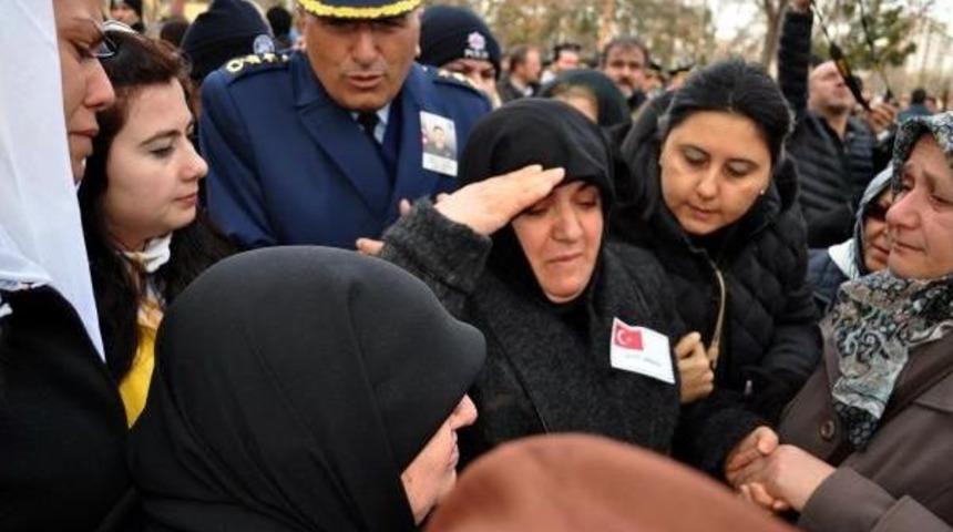 Şehit &Uuml;steğmen Ko&ccedil;oğlu'nu, Annesi Asker Selamıyla Uğurladı