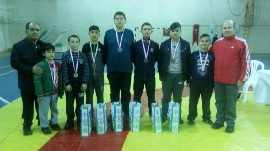 Burhaniyeli G&uuml;reş&ccedil;iler 7 Madalya İle D&ouml;nd&uuml;