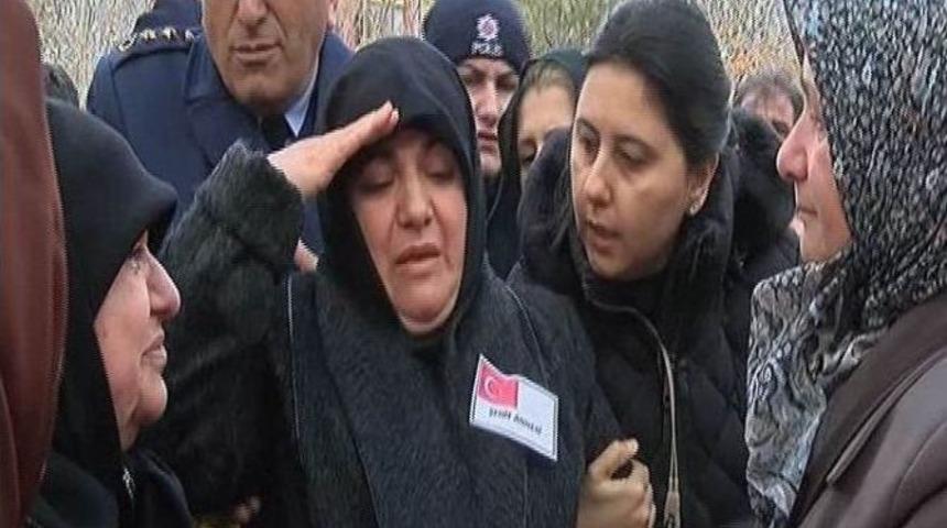 Şehit Üsteğmeni Annesi Asker Selamıyla Uğurladı