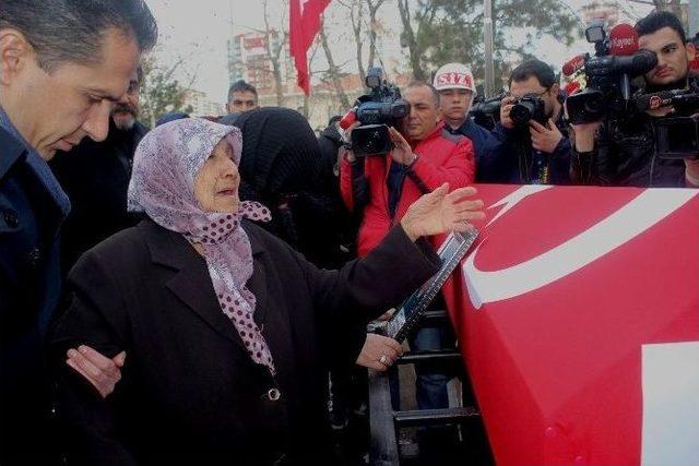 Şehit Üsteğmeni Annesi Asker Selamıyla Uğurladı 1