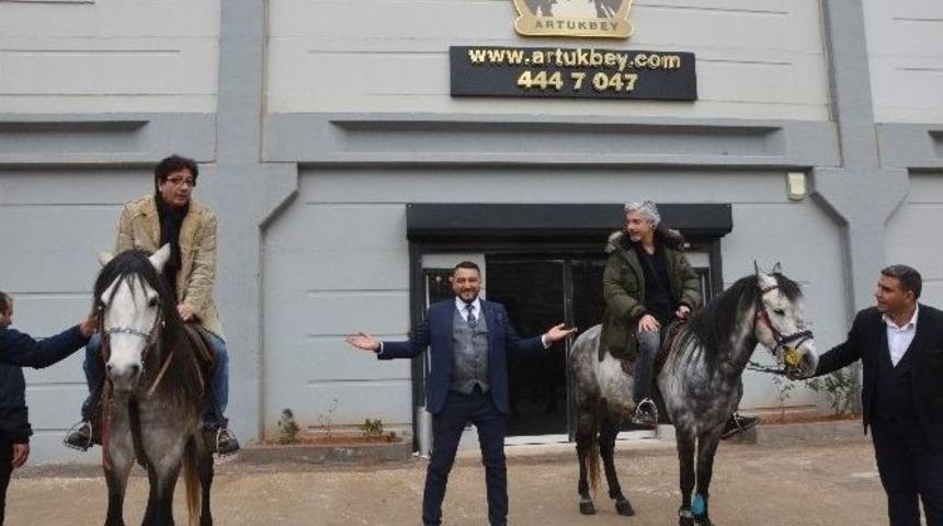 Uygur Kardeşlerden At &Uuml;zerinde Espri Şov