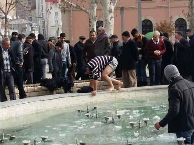 Buzda Sıkışan K&ouml;peği Vatandaşlar Kurtardı 1