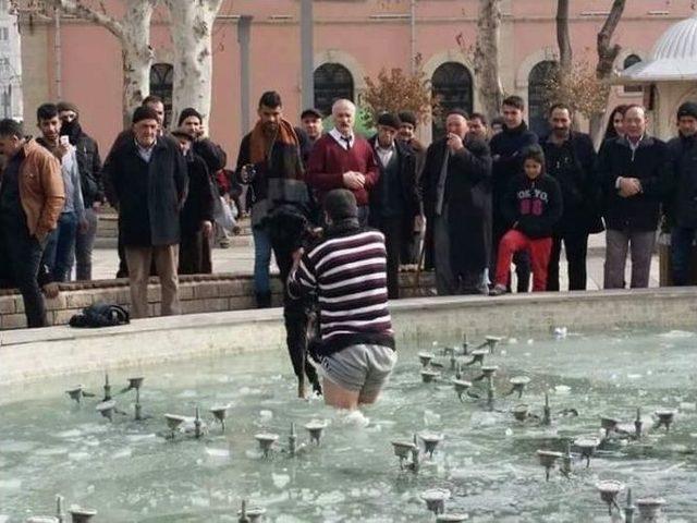 Buzda Sıkışan K&ouml;peği Vatandaşlar Kurtardı 2