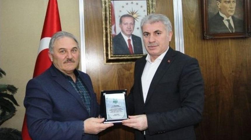 İnsani Yardım Vakfı&rsquo;ndan Başkan Memiş&rsquo;e Ş&uuml;kran Plaketi