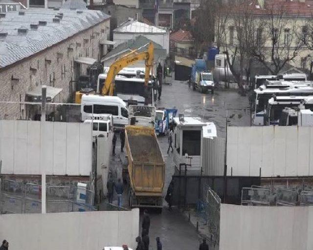 Taksim'deki Cami Alanına Ilk Kepçe Vuruldu