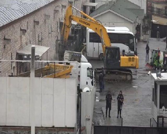 Taksim'deki Cami Alanına Ilk Kepçe Vuruldu