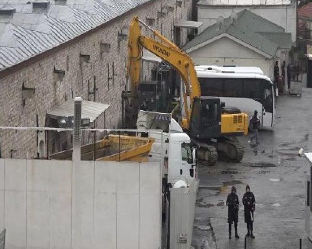 Taksim'deki Cami Alanına Ilk Kepçe Vuruldu