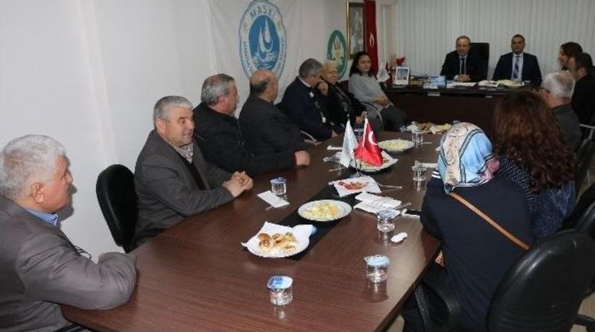 Akhisarlı Muhtarlar B&uuml;y&uuml;kşehir Projelerini Dinledi