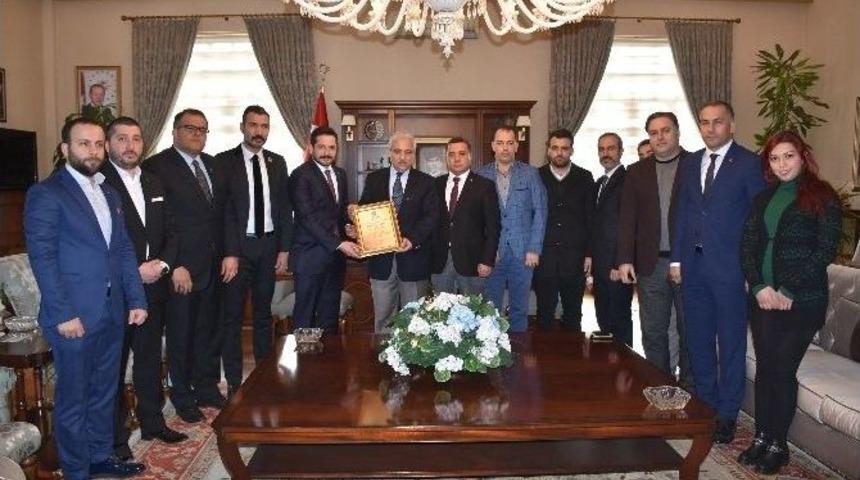 Vali G&uuml;ven&ccedil;er&rsquo;e Midder Onursal &Uuml;yelik Belgesi