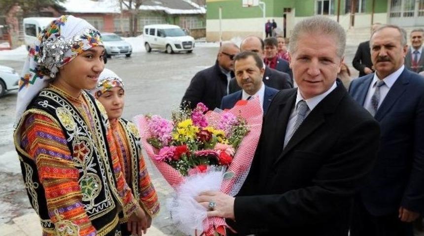Vali G&uuml;l&rsquo;den, Halk Oyunları T&uuml;rkiye Şampiyonu Okula Ziyaret