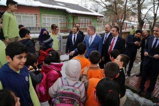 Vali Gül’den, Halk Oyunları Türkiye Şampiyonu Okula Ziyaret