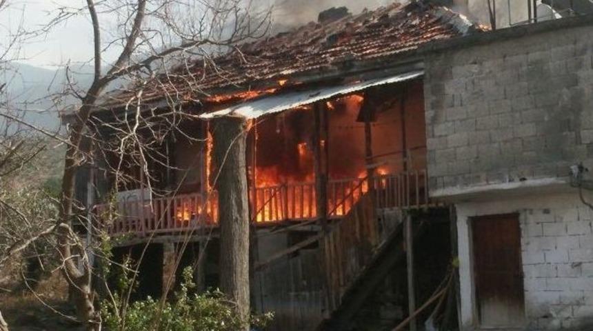 Osmaniye&rsquo;de Ahşap Ev K&uuml;l Oldu