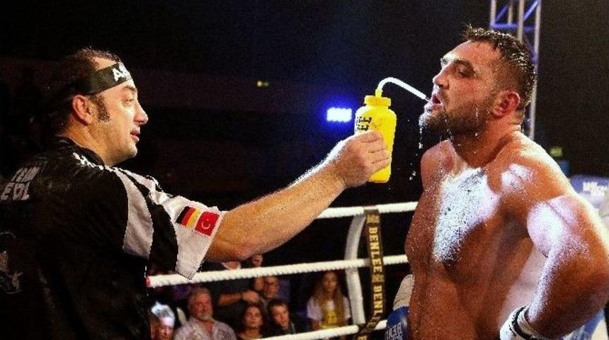 Christian Hammer, İngiliz Devini Nakavt Etti