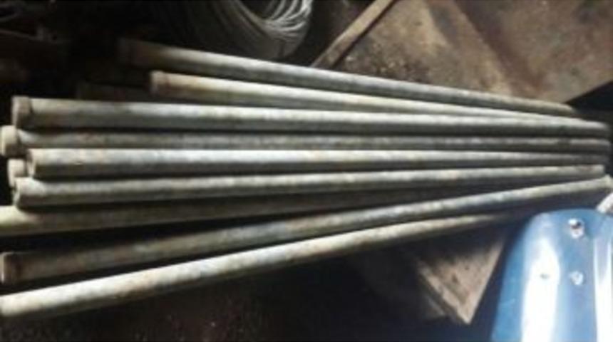 Yol Kenarındaki Demir Direkleri S&ouml;kerken Yakalandılar