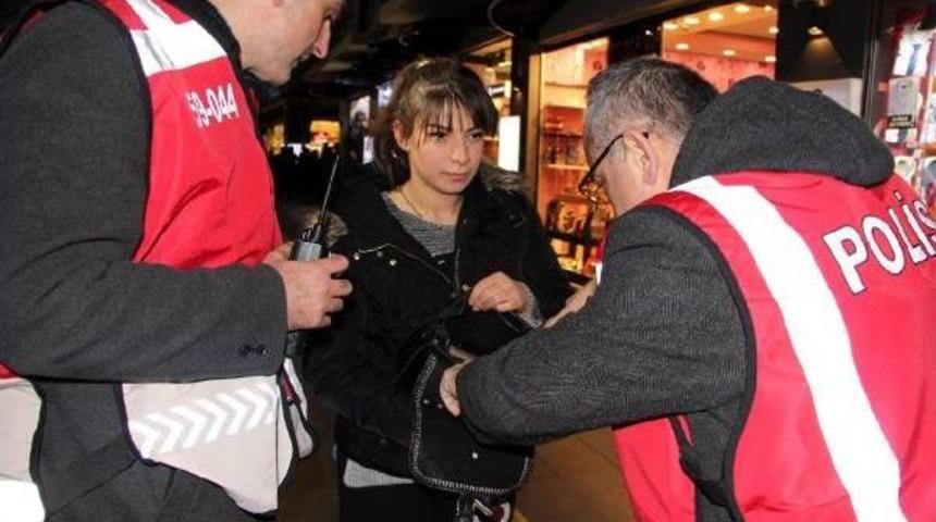 Gen&ccedil; Kızın Bankın Altında Unuttuğu &Ccedil;anta, Tedirginlik Yarattı