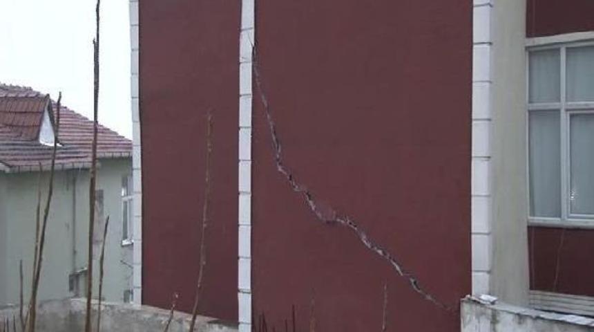 &Uuml;sk&uuml;dar'daki T&uuml;nel Inşaatı Yakınındaki Binalarda &Ccedil;atlaklar Oluştu(&Ouml;zel)