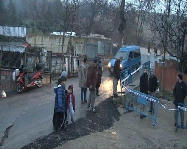 Üsküdar'daki Tünel Inşaatı Yakınındaki Binalarda Çatlaklar Oluştu(Özel)