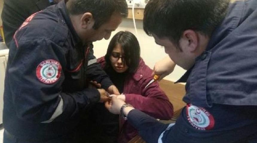 &Ccedil;ocuğun Parmağına Sıkışan Y&uuml;z&uuml;k Kesilerek &Ccedil;ıkarıldı