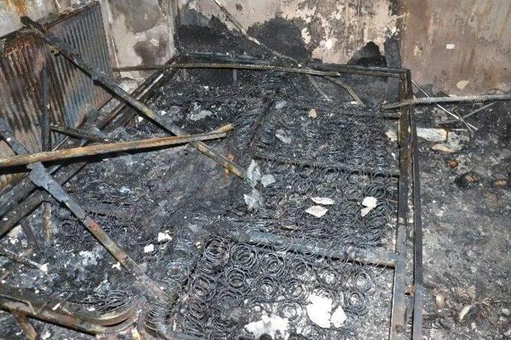 Evinde Çıkan Yangında Dumandan Zehirlenen Öğretmen Hastaneye Kaldırıldı G2