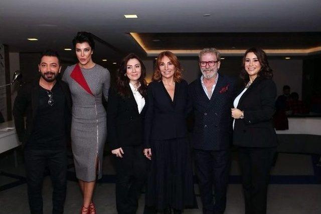 &Uuml;nl&uuml; İsimlerden Kızılay&rsquo;a Yardım Defilesi 1