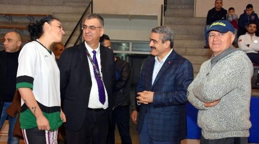 Başkan Alıcık&rsquo;dan Tezah&uuml;ratlı Trib&uuml;n Desteği