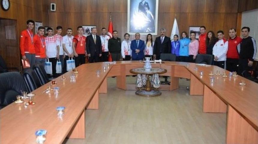 Başarılı Sporculara Altın &Ouml;d&uuml;l&uuml;