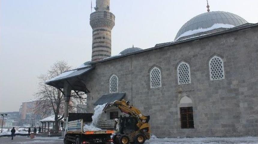 Erzurum’da Şadırvanlar Buz Tuttu