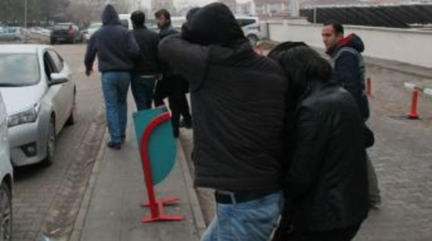 Elazığ&rsquo;da Uyuşturucu Operasyonu: 5 Ş&uuml;pheli Adliyeye Sevk Edildi