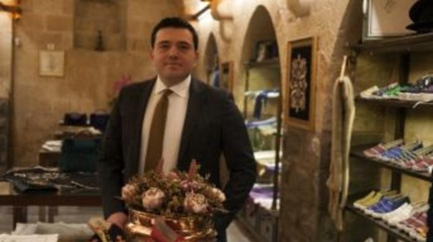 Kutnu Ayakta Ayakkabı, Kolda &Ccedil;anta, Duvarda Perde Oldu