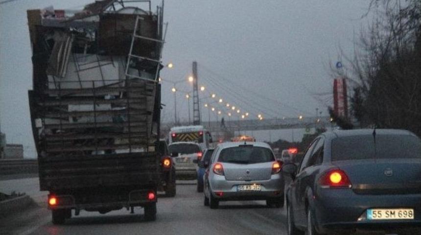 Kara Yolunda Y&uuml;rekleri Ağza Getiren G&ouml;r&uuml;nt&uuml;