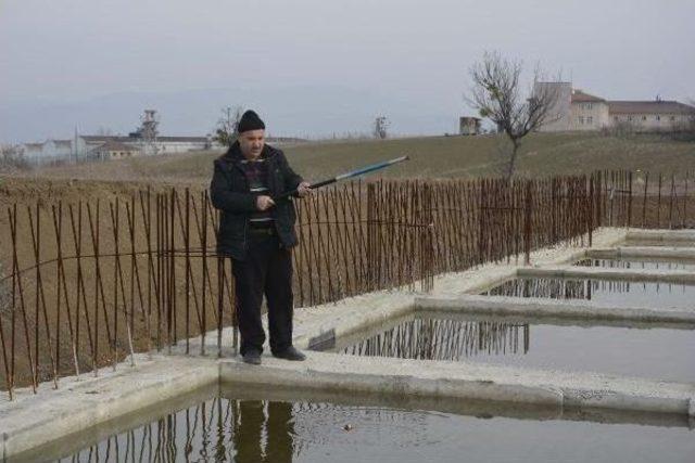 Huzurevi Inşaatının Yarım Kalmasına 'balık Tutma' Tepkisi