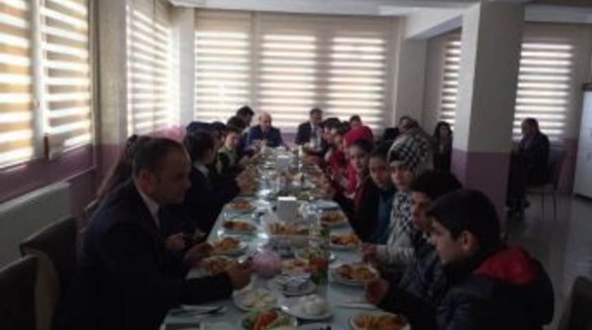 Milli Eğitim M&uuml;d&uuml;r&uuml; Başarılı &Ouml;ğrencilerle Kahvaltıda Buluştu