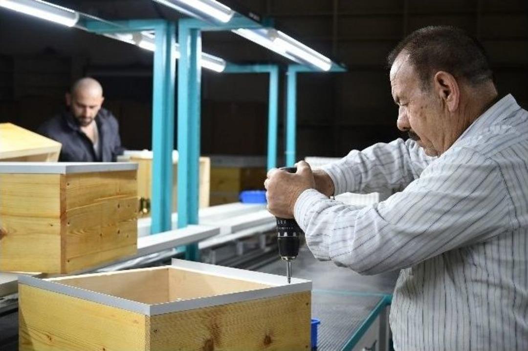 &ldquo;engelsiz At&ouml;lye&rdquo;de Arı Gibi &Ccedil;alışıyorlar