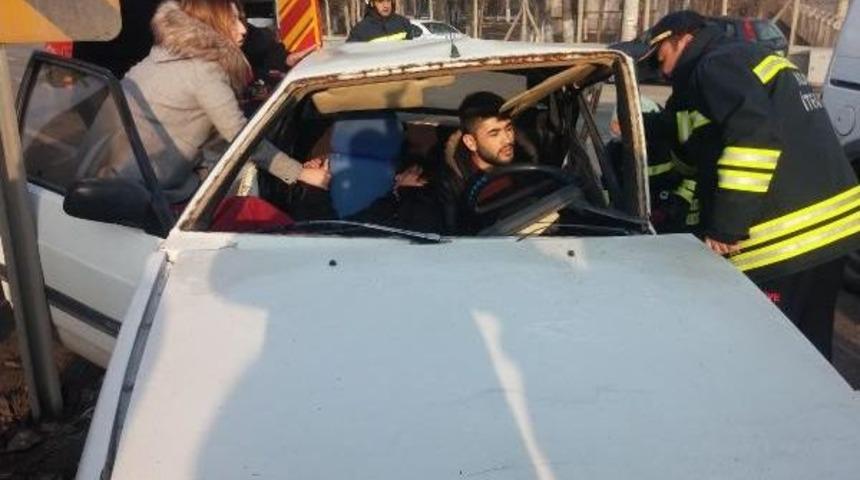 Hafif Ticari Ara&ccedil; Ile Otomobil &Ccedil;arpıştı: 5 Yaralı