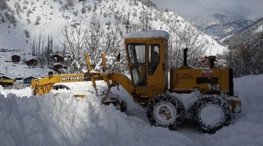 Artvin&rsquo;de 55 Kişilik Karla M&uuml;cadele Timi Gece G&uuml;nd&uuml;z G&ouml;rev Yapıyor