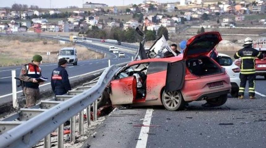 Otomobil Bariyerlere &Ccedil;arptı: 2 Yaralı