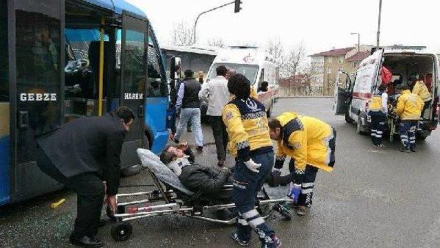 Gebze'de Minibüs Ile Halk Otobüsü Çarpıştı: 8 Yaralı