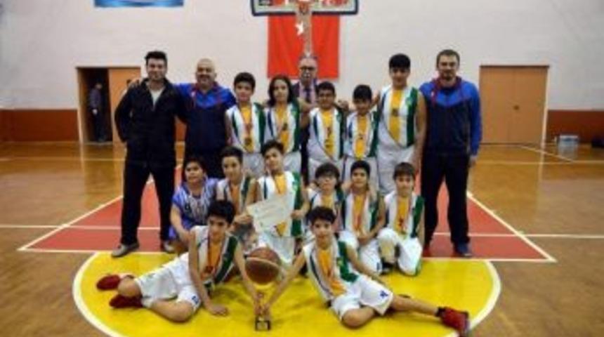 Başak Koleji K&uuml;&ccedil;&uuml;k Erkekler Takımı 7 Yılda 6. Kez Şampiyon