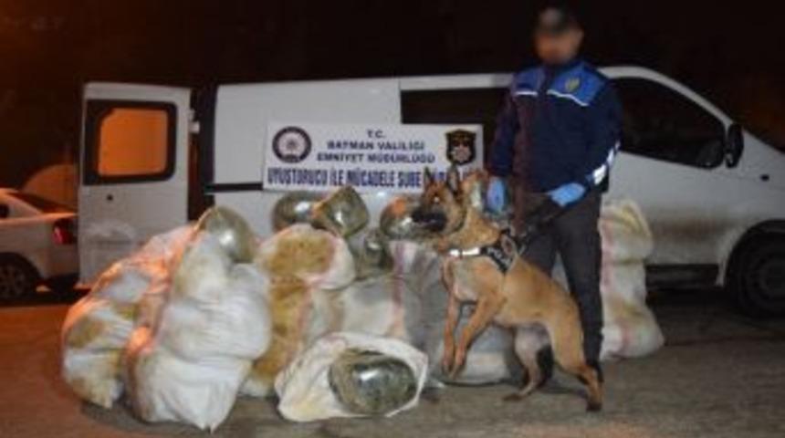 Ateş A&ccedil;ılarak Durdurulan Minib&uuml;ste 477 Kilo Esrar Ele Ge&ccedil;irildi
