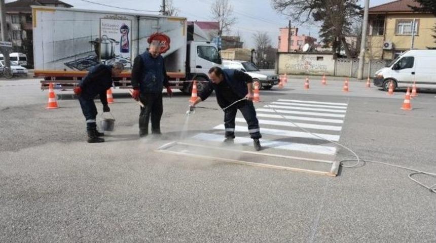 D&uuml;zce Belediyesi Yaya Ge&ccedil;idi &Ccedil;izgi &Ccedil;alışmalarına Başladı