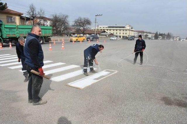 D&uuml;zce Belediyesi Yaya Ge&ccedil;idi &Ccedil;izgi &Ccedil;alışmalarına Başladı 1