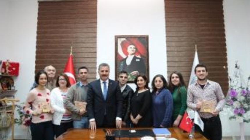 Toroslar Belediyesi Şehir Tiyatrosu Oyuncuları, &Ouml;d&uuml;llerini Başkan Tuna İle Paylaştı