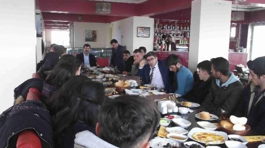 Kaymakam &Ccedil;etin &Uuml;niversite &Ouml;ğrencileriyle Bir Araya Geldi
