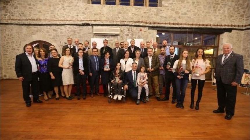 Tsyd Ege&rsquo;de Yılın Spor &Ouml;d&uuml;lleri Ve Spor Gazeteciliği Yarışması &Ouml;d&uuml;lleri Sahiplerini Buldu